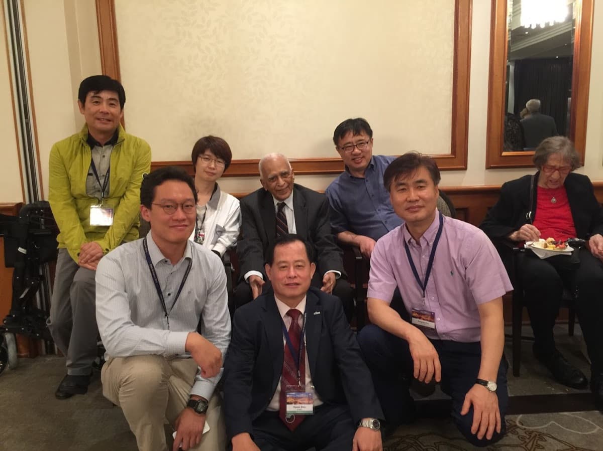 정진영 원장이 부다페스트 세계통증학회에서 P. Prithvi Raj 박사와 함께한 모습