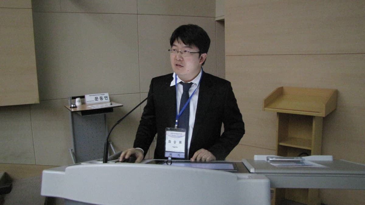 최승표 원장이 대한척추통증학회 추계학술대회에서 발표하는 모습