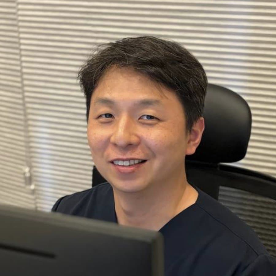 김현빈 대표원장 — 진료실에서