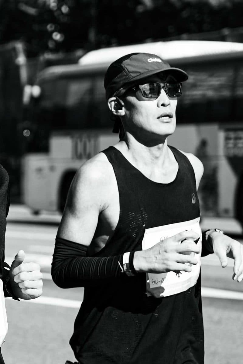 레이스 중의 정진영 대표원장 (흑백)